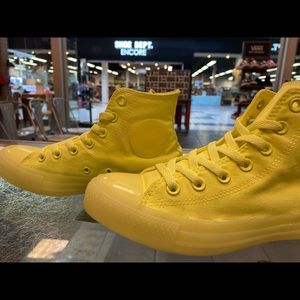 Converse mens 5, women’s 7, M width.Pastel yellow
